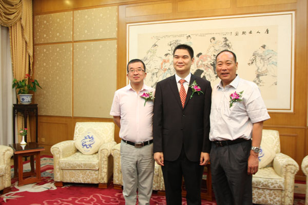 中國書畫藝術家協(xié)會、中國藝術品評估委員會秘書長韋政岳與山東國樹酒業(yè)董事長和副董事長合影